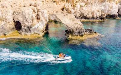 Wycieczka fakultatywna, Z Pafos w kierunku Ayia Napa Marathon z Lefkarą, odrobiną wina i oliwy